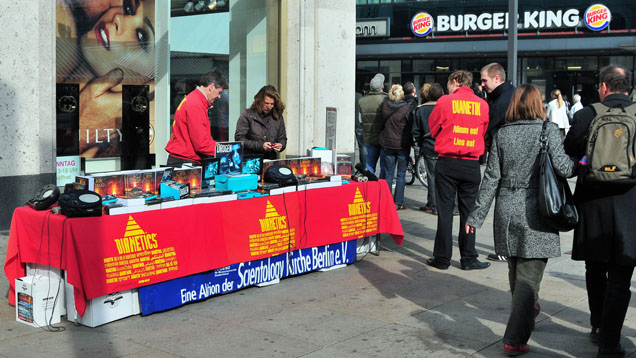 Scientologen missionieren in Berliner Fußgängerzonen. In der Hauptstadt zählen sie rund 130 Mitglieder, sagen Sektenexperten