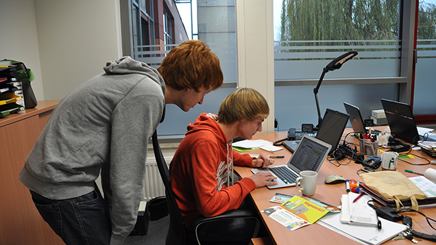 Nils und Adrian engagieren sich ehrenamtlich als Internet-Scouts