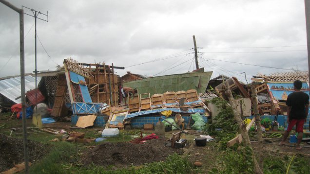 Nach "Haiyan": Zwei Männer vor den Trümmern eines Hauses