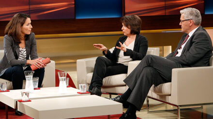 Anne Will (li.) diskutierte unter anderen mit Angelika Kallwass und Hubert Hüppe über Sterbehilfe