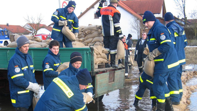 Kräfte des THW beim Errichten eines Sandsackwalls