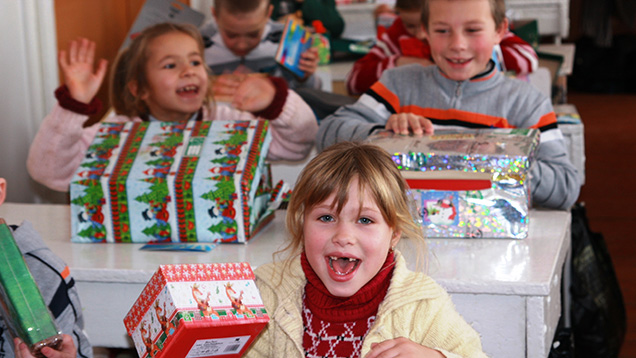 Zahlreiche Kinder erhalten in diesem Jahr Weihnachtsgeschenke im Schuhkarton