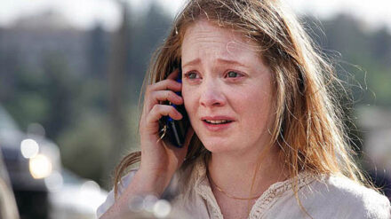 Filmszene: Weil sie Angst um ihr ungeborenes Kind hat, versucht Maria panisch, ihre Schwester zu erreichen.