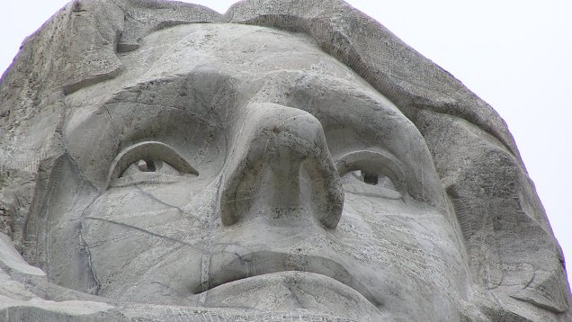 Der dritte US-Präsident, Thomas Jefferson, komplettiert die Top Ten. Er wirkte maßgeblich an der Verfassung der Vereinigten Staaten mit. Sein Porträt ist in den Fels des Mt. Rushmore gehauen