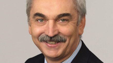 HR-Chefredakteur Alois Theisen hat in einer Stellungnahme auf die Vorwürfe des OJC und der Seelsorgeorganisation Wüstenstrom reagiert. Den betroffenen Organisationen geht das nicht weit genug