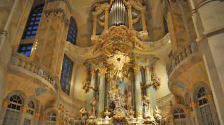 Den ZDF-Neujahrsgottesdienst in der Dresdener Frauenkirche hält Pfarrer Holger Treutmann