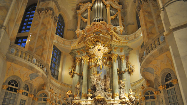 Den ZDF-Neujahrsgottesdienst in der Dresdener Frauenkirche hält Pfarrer Holger Treutmann