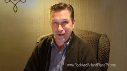 Stephen Baldwin spielt einen Pastor, der eine Bar erbt