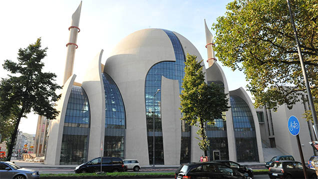 Sollte es einen gesetzlichen muslimischen Feiertag in Deutschland geben? fragt der WDR in einer Online-Umfrage. Hier: Die DİTİB-Zentralmoschee in Köln