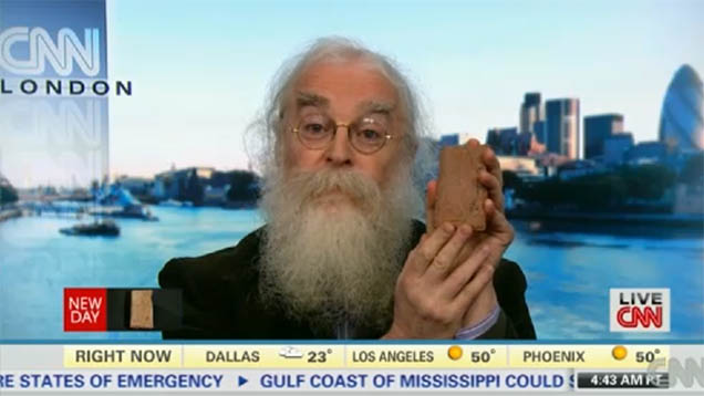 Der britische Experte für biblische Archäologie Irving Finkel zeigt im Nachrichtensender CNN eine Replik der Tontafel aus dem 17. vorchristlichen Jahrhundert