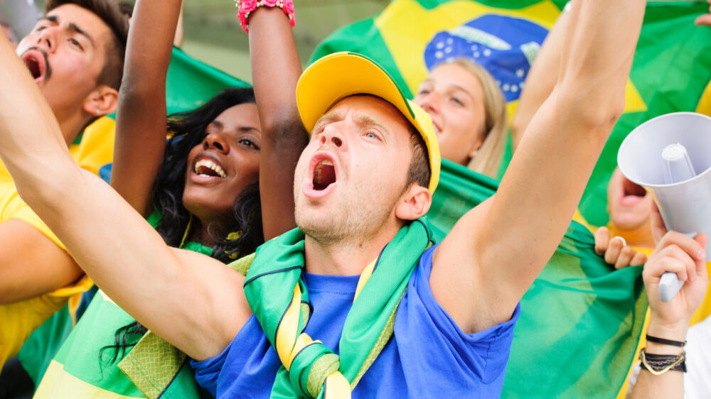 Am 12. Juni startet die Fußball-WM in Brasilien: Der Sportjournalist Alexander Fischer und der Theologe Michael Stollwerk haben ein lesenswertes Begleitbuch zur WM geschrieben