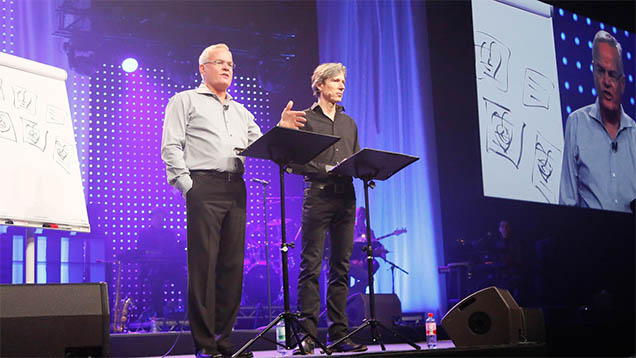 Begrüßte am Donnerstag rund 8.000 Teilnehmer des Leitungskongresses von Willow Creek Deutschland in Leipzig: Pastor Bill Hybels (links)