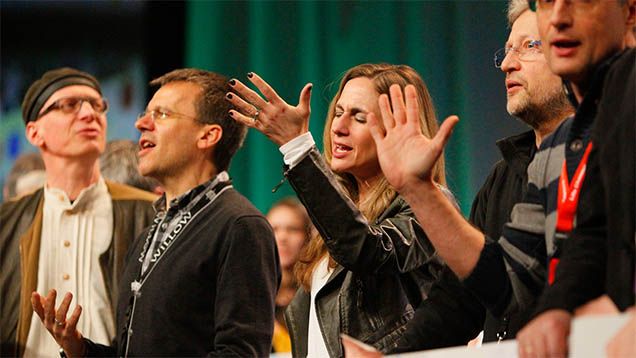 Am Samstag ging der Willow Creek-Leitungskongress in Leipzig zu Ende. Bei der Botschaft "Jesus Christus ist auferstanden!" von John Ortberg standen die 7.500 Zuschauer spontan auf und applaudierten