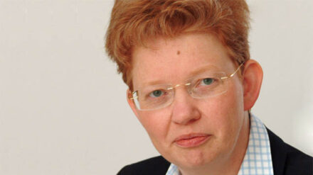 Die Geschäftsführerin der deutschen Sektion des katholischen Hilfswerks „Kirche in Not“, Karin Maria Fenbert, sieht eine Medienkampagne gegen die katholische Kirche