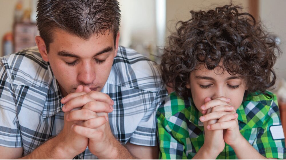 Dass sich Menschen wieder mit dem Glauben auseinandersetzen ist das Ziel von Glaubenskursen. Das Magazin Chrismon hat untersucht, auf welche Weise Kirchen Glaubenskurse anbieten