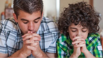 Dass sich Menschen wieder mit dem Glauben auseinandersetzen ist das Ziel von Glaubenskursen. Das Magazin Chrismon hat untersucht, auf welche Weise Kirchen Glaubenskurse anbieten