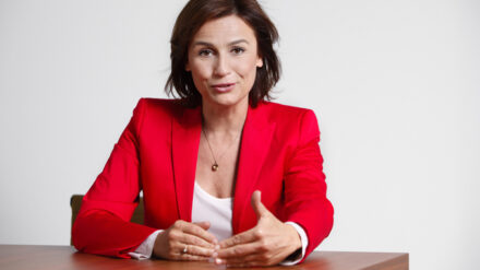 Sandra Maischberger will am Dienstagabend von ihren Gästen wissen: „Droht die moralische Umerziehung?“
