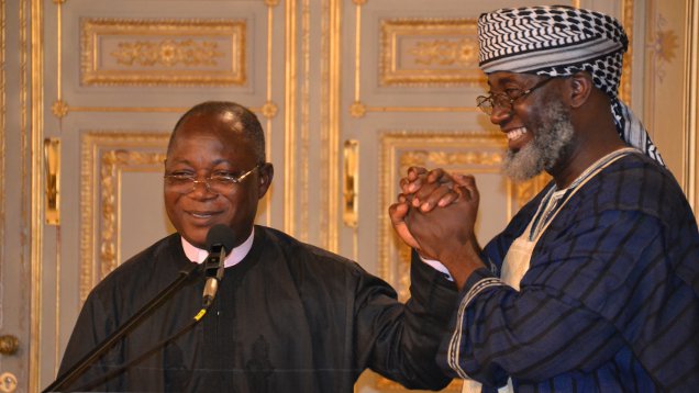 Der Pastor James Wuye (li.) und der Imam Muhammad Ashafa setzen sich in Nigeria für Frieden zwischen Christen und Muslimen ein. Dafür haben sie schon mehrfach Auszeichnungen bekommen, unter anderem den Hesischen Friedenspreis 2013