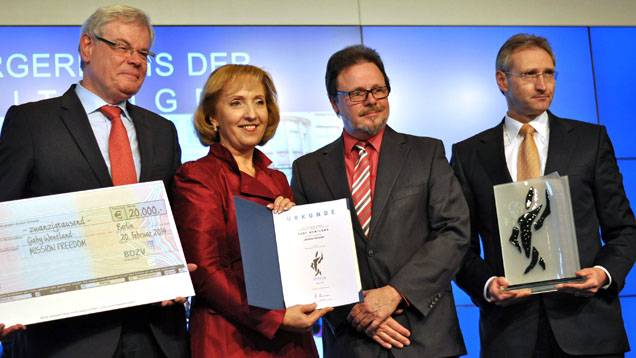 Am Donnerstag überreichte der BDZV Mission Freedom seinen Bürgerpreis: (v.l.)BDZV-Präsident Helmut Heinen, Mission Freedom-Vorsitzende Gaby Wentland, CDU-Abgeordneter Frank Heinrich und BDZV-Hauptgeschäftsführer Dietmar Wolff