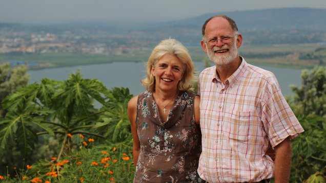 Hans-Dieter und Inge Sturz leben und arbeiten seit fast zwei Jahren in Uganda. Als sie hier ankommen, stirbt ihr jüngster Sohn
