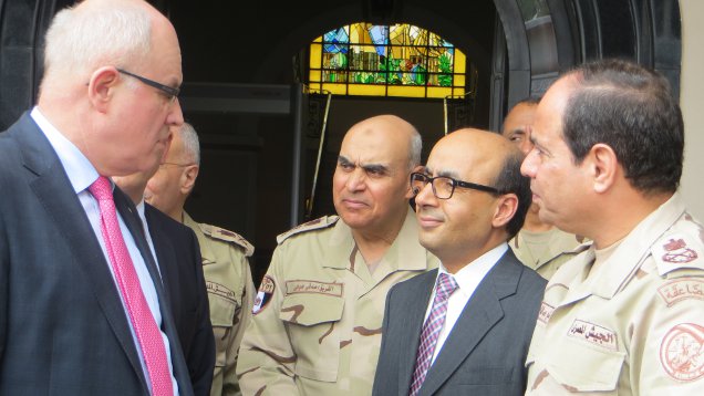 Volker Kauder hat bei seiner Reise nach Ägypten auch mit dem Armeechef Abdel Fattah al-Sisi (ganz rechts) gesprochen. Er hält ihn für vertrauenswürdig