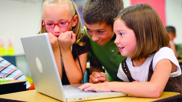 Schon im Grundschulalter nutzen viele Kinder den Laptop eigenständig