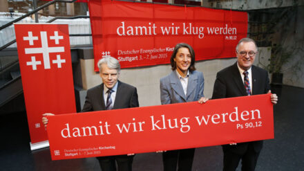 Kirchentagspräsident Andreas Barner, Generalsekretärin Ellen Ueberschär und Landesbischof Frank Otfried July präsentieren die Kirchentagslosung