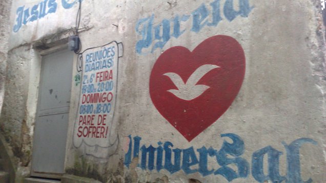 Immer mehr Katholiken in Brasilien wechseln zur sogenannten Universalkirche. Ihr Logo ist eine weiße Taube in rotem Herz