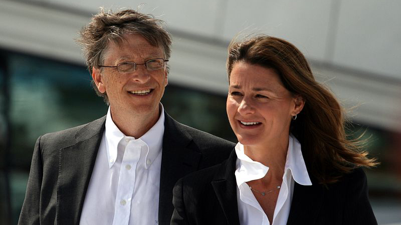 Gemeinsam mit seiner Frau Melinda besucht Bill Gates eine katholische Gemeinde