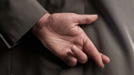 Gekreuzte Finger gelten als Symbol für Lüge und Unehrlichkeit