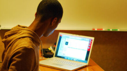 Viele Menschen mobben ihre Arbeitskollegen oder Freunde nur aus Spaß und Langeweile