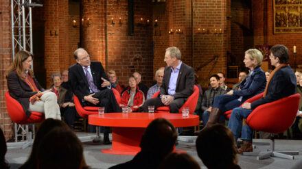 Hedwig, Freifrau von Beverfoerde, Ralf Meister, Amelie Fried und Silvio Wirth (von links) diskutierten mit Moderator Jan Dieckmann (Mitte) über die Heiligkeit der Ehe