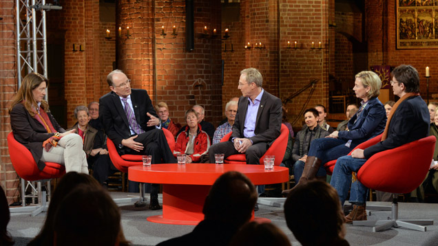 Hedwig, Freifrau von Beverfoerde, Ralf Meister, Amelie Fried und Silvio Wirth (von links) diskutierten mit Moderator Jan Dieckmann (Mitte) über die Heiligkeit der Ehe