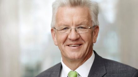Der Bildungsplan wird überarbeitet, sagte Winfried Kretschmann bei einem Gespräch mit Vertretern der Landeskirche sowie evangelikaler und pietistischer Werke. Trotz Kontroversen sei es ein Beitrag zur Verständigung gewesen