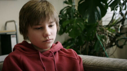 Nick Neufeld wurde in  der Schule gemobbt und gedemütig. Wie die Familie mit den Vorfällen umgeht, beleuchtet der ARD-Film "Neufeld, mitkommen!"