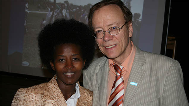 Denise Uwimana Reinhardt hat den Völkermord in Ruanda überlebt. Sie ist verheiratet mit Wolfgang Reinhardt, Ruanda-Beauftragter des Missionswerks Frohe Botschaft