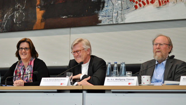 Sprachen in Berlin über das Sozialpapier der Kirchen: (v.l.) Kerstin Griese, Heinrich Bedford-Strohm, Wolfgang Thierse