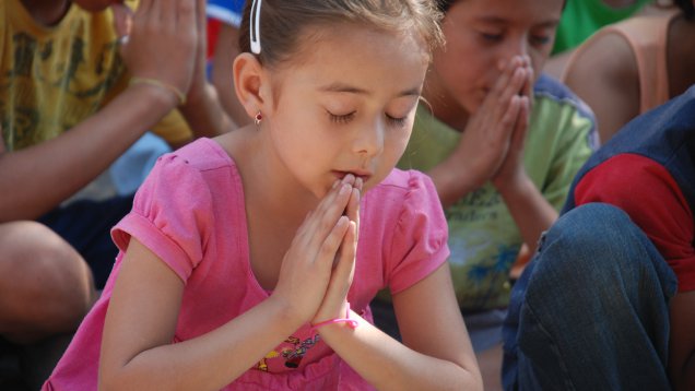 Eine Kinderradiosendung erklärt, was Beten ist