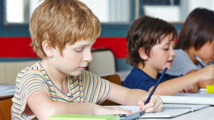 Grundschulkinder erhalten Religionsunterricht. Ein Ersatzfach Ethik müssen die Schulen nicht anbieten.