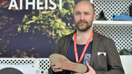Der Ire David Bonney verkauft Schuhe für Atheisten - will Christen damit aber nicht vor den Kopf stoßen
