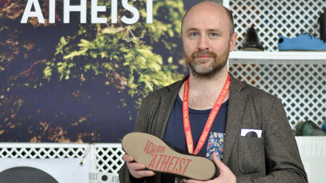 Der Ire David Bonney verkauft Schuhe für Atheisten - will Christen damit aber nicht vor den Kopf stoßen