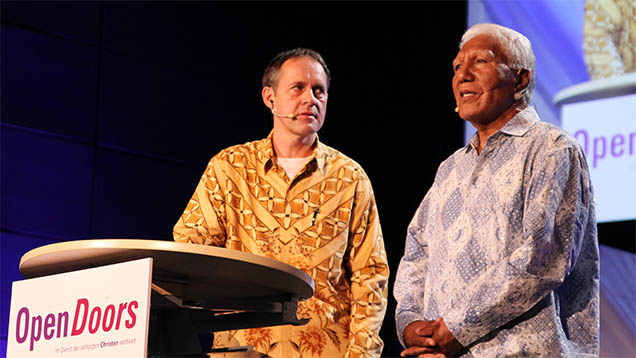 Pastor Michael aus Indonesion (rechts) mit Übersetzer Andreas Hofer