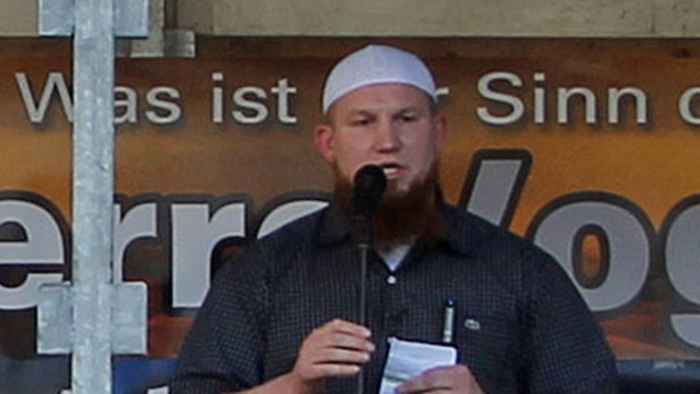 Salafisten-Prediger Pierre Vogel bei einer Kundgebung