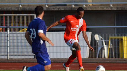 Júnior Enrique Díaz Campbell (rechts) vertraut auch im Fußball fest auf Gott