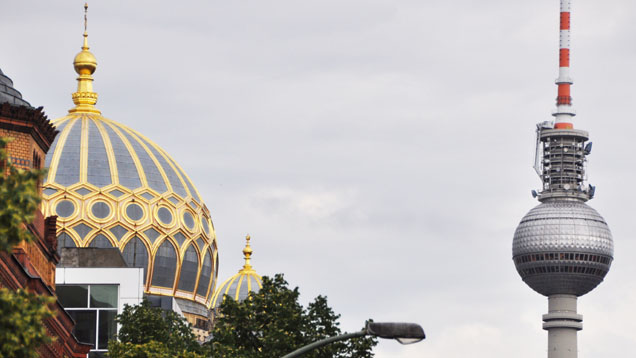 Berliner Synagoge nahe dem Alexanderplatz: Egal ob Juden, Christen oder Muslime – Religiöse können in Kreuzberg weiterhin mit der Bezirksmedaille ausgezeichnet werden. Das hat der Bezirk nun erneut deutlich gemacht