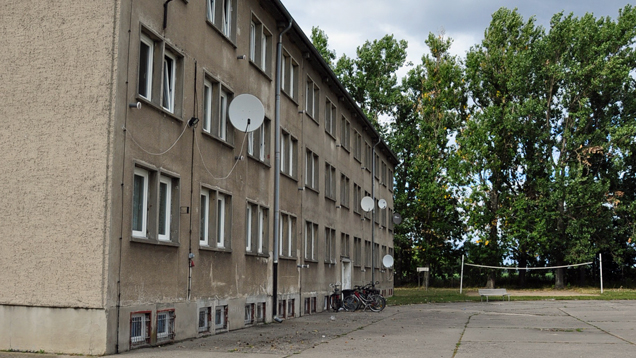 Ein Flüchtlingsheim in Brandenburg: Asylsuchende leben hier auf engstem Raum