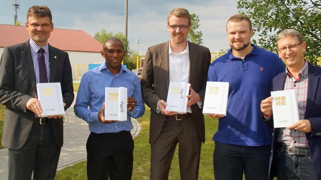 Stellten die Sportlerbibel "More" vor: (v.l.) Christoph Rösel, Mineiro, Daniel Schneider, Eduard Popp und Hans-Günther Schmidts