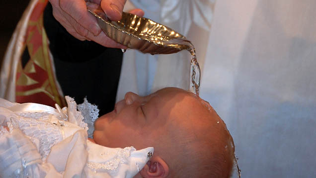 Die Zahl der Taufen in der Evangelischen Kirche ist leicht zurückgegangen. Das zeigt die aktuelle EKD-Statistik