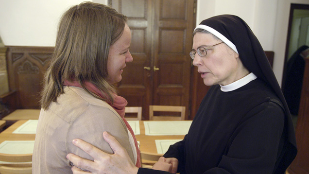 Susanne (li., mit Schwester Scholastika) geht für eine Woche ins Kloster, um Gott besser kennenzulernen