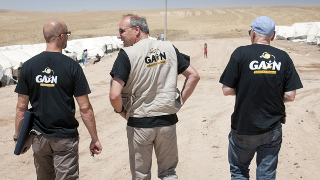 Klaus Dewald (Mitte) besucht mit Mitarbeitern des Assessment Teams von GAiN die Flüchtlinge in einem Lager im Irak